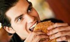 Copiii sufera de diabet deoarece tatii mananca de la fast-food