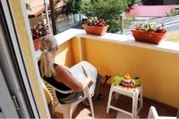 Centrul De Geriatrie Regal - Baie_de_soare_pe_terasa.jpg