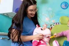 Vizitele matinale la medicul stomatolog pediatru: de ce pot face diferenta pentru copil