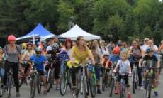  Peste 200 de participanti la prima parada Mamici pe biciclete