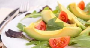 Salata de avocado si rosii