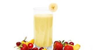 Smoothie cu banane, afine si capsune