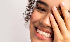 Te speli pe dinti de 2 ori pe zi, dar tot nu e suficient? Adevarul despre periajul zilnic si greselile pe care le faci fara sa iti dai seama