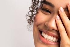 Te speli pe dinti de 2 ori pe zi, dar tot nu e suficient? Adevarul despre periajul zilnic si greselile pe care le faci fara sa iti dai seama