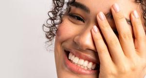 Te speli pe dinti de 2 ori pe zi, dar tot nu e suficient? Adevarul despre periajul zilnic si greselile pe care le faci fara sa iti dai seama