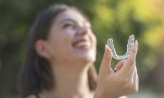 Alignerele dentare – solutia invizibila pentru un zambet perfect aliniat