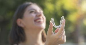 Alignerele dentare – solutia invizibila pentru un zambet perfect aliniat