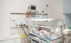 Starea de sanatate a bebelusului ars este stabila 