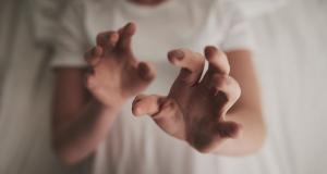 De ce te trezesti cu mainile amortite si ce sa faci pentru un somn lipsit de griji