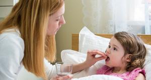 Automedicatia in cazul copiilor – ce riscuri exista atunci cand parintii le dau medicamente fara sa consulte pediatrul?