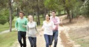 Mersul pe jos in grup previne bolile cardiace, accidentul vascular cerebral si depresia