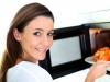 Pericolele la care ne expunem cand incalzim mancare la cuptorul cu microunde