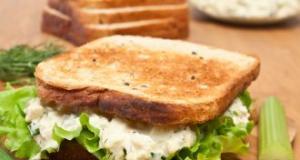 Sandwich rapid cu salata si ou