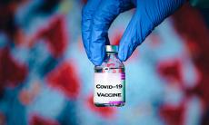 Vaccinarea cu serul AstraZeneca continua in Romania - decizie oficiala CNCAV