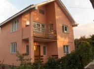casa facuta din chirpici cu stalpi din beton in Pascani